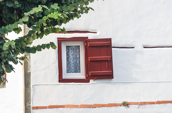 Hasparren; Red Window